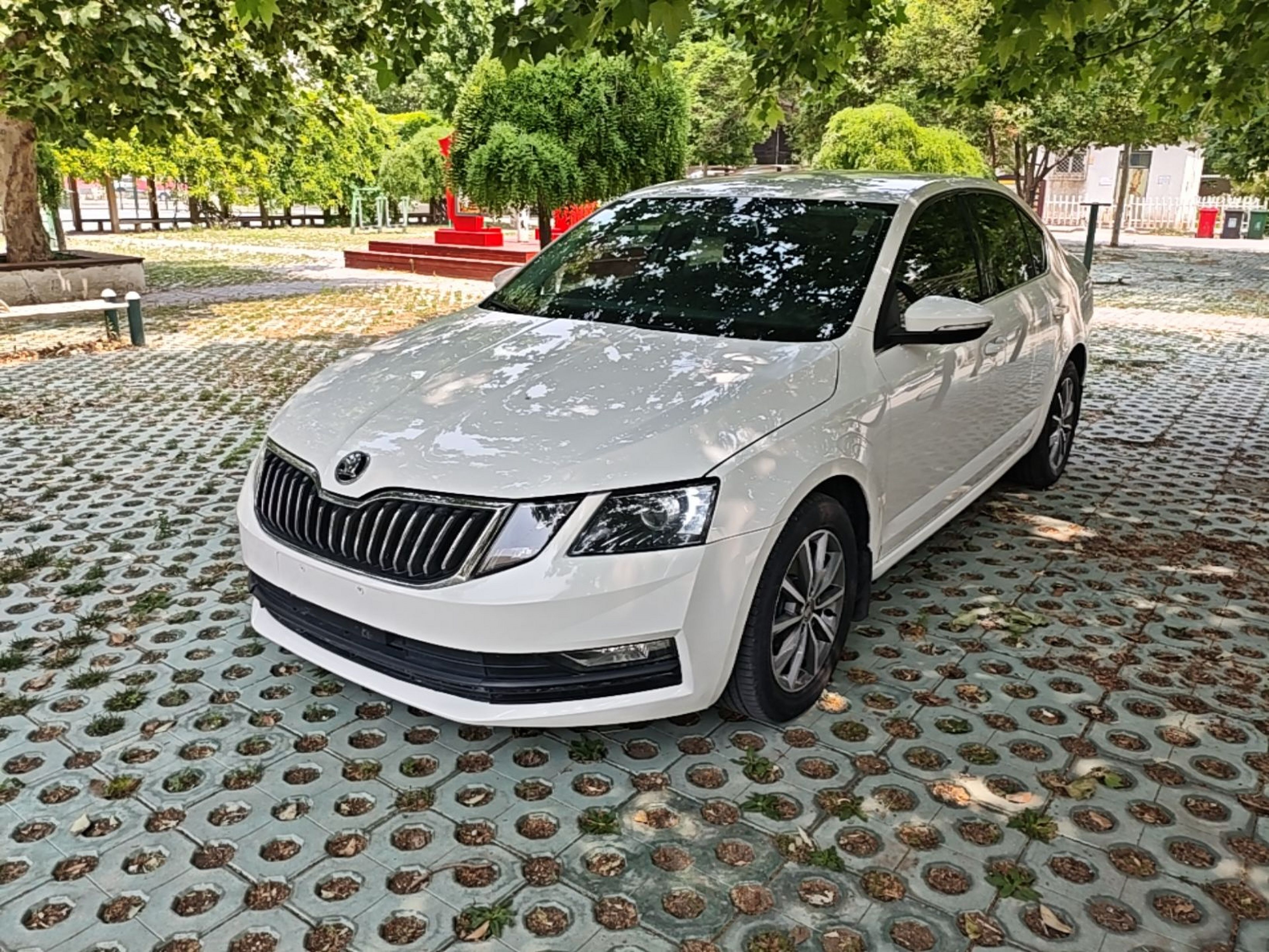 Под передней частью автомобиля