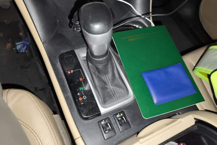 Used Toyota Highlander 2015 2.0T Four-Wheel Drive Luxury Navigation Version with 7 Seats Gear Lever