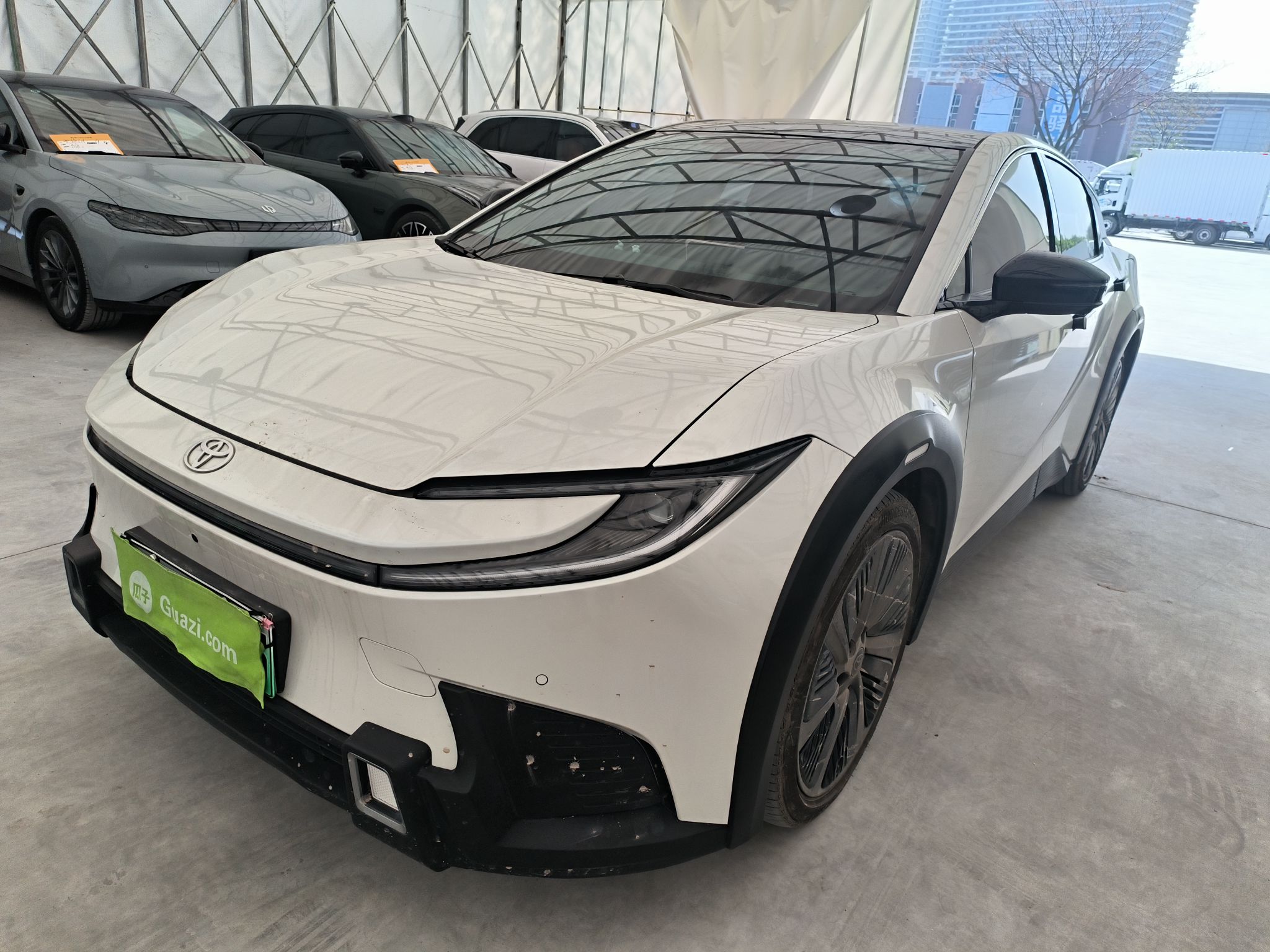 Под передней частью автомобиля