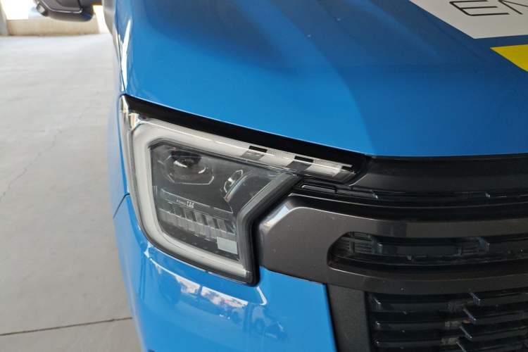 Used Ford Transit T8 2024 T8 2.3T Diesel Automatic Mid-Drive Mid-Roof 6-Seater Fully Equipped 2/2/2 Configuration
