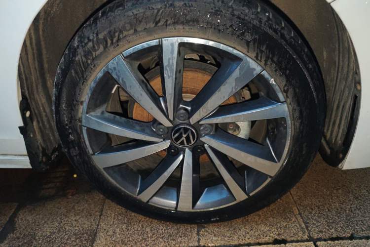 Used Volkswagen Bora 2021 1.5L Automatic Elite Smart Connect Edition Right Front Wheel Hub