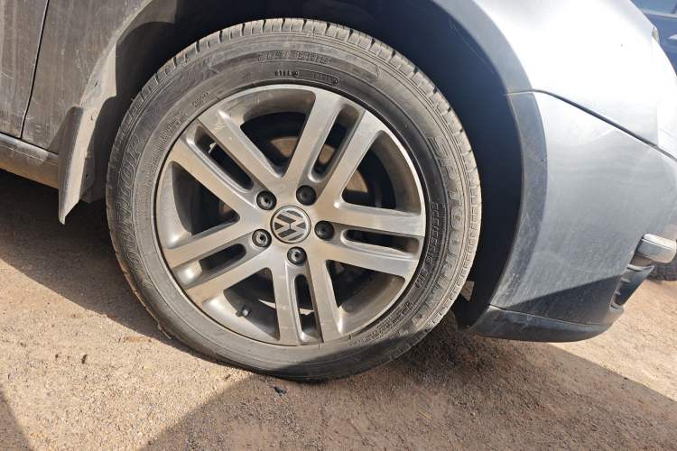 Used Volkswagen Sagitar 2006 1.6L Manual Fashion Model Right Front Wheel Hub