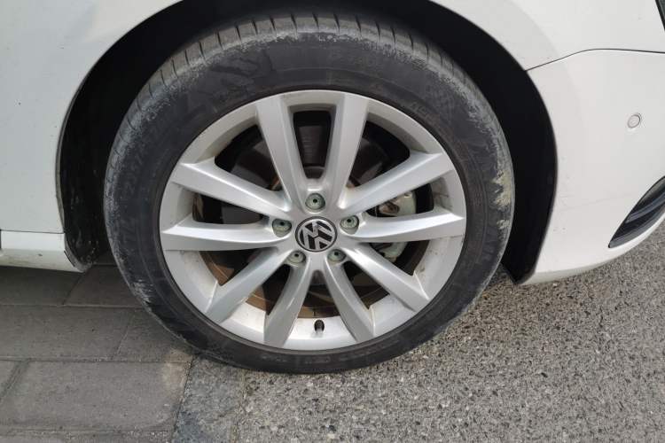 Used Volkswagen Magotan 2013 2.0 TSI Prestige Model Right Front Wheel Hub