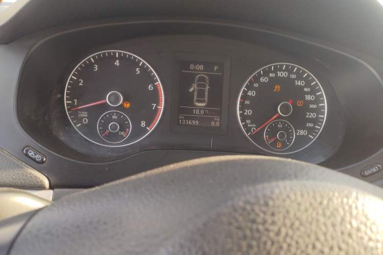 Used Volkswagen Sagitar 2014 1.4TSI Automatic Luxury Model Odometer Close Up