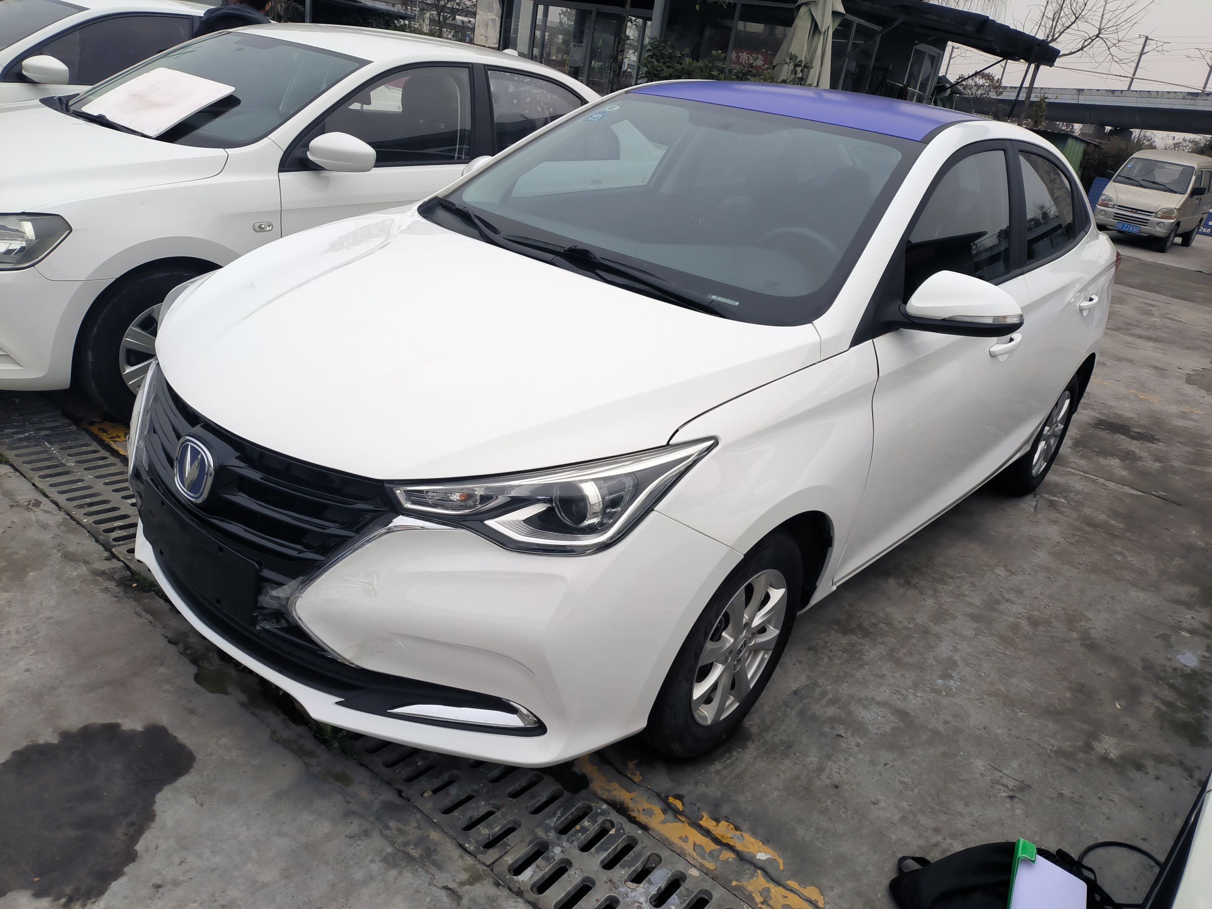 تحت مقدمة السيارة