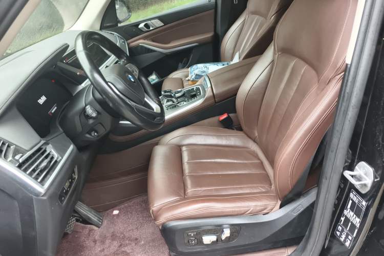 Used BMW X7 2021 Facelifted xDrive40i Luxury Package with Leading Features Left Front Seat