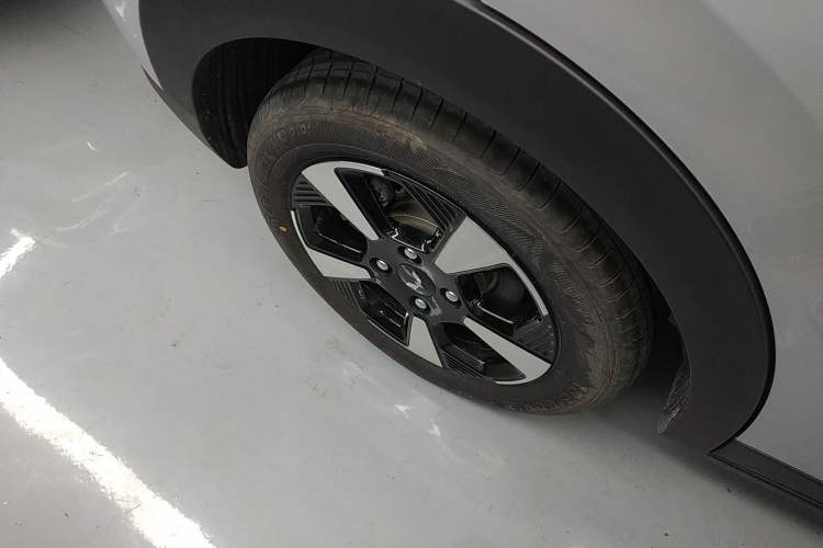 Used Wuling Bingo PLUS 2024 401 km Range 5-Seater Version Right Rear Wheel Hub