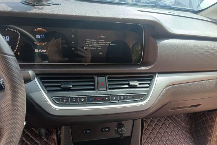 Used BAW Ruisheng Ace M7 2023 2.0L Long Wheelbase Enjoyment Version 7 Seats Audio And AC Panel