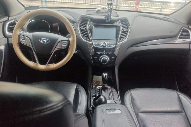 Used Hyundai Santa Fe 2015 2.0T Automatic All-Wheel Drive Smart Version 5 Seats Center Console