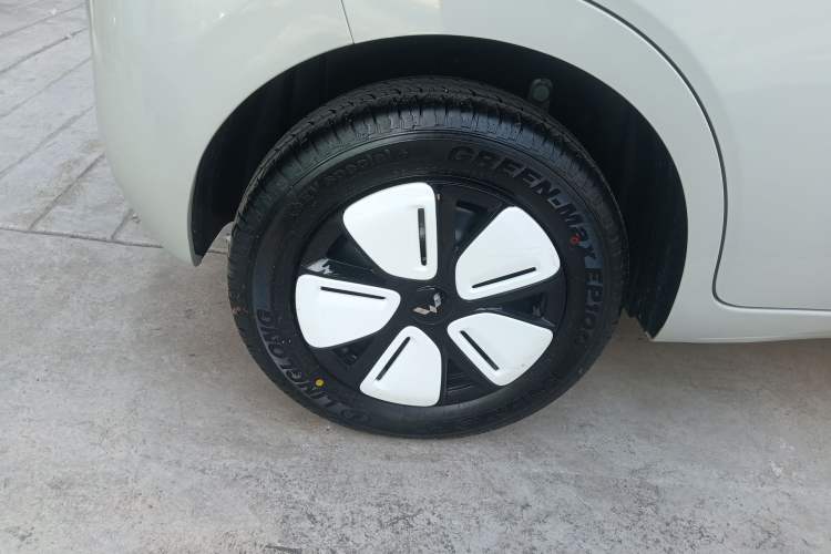 Used Wuling Hongguang MINIEV 2025 Four-Door Version Advanced Edition Right Rear Wheel Hub