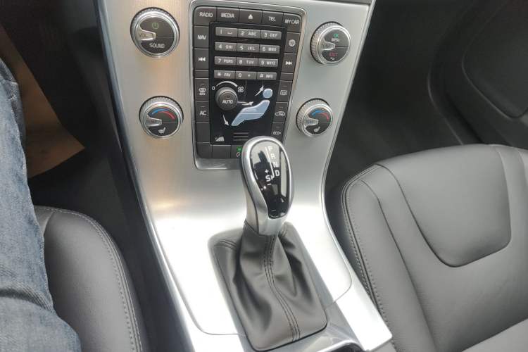 Used Volvo V60 2017 T5 Zhiyi Edition China V Standard Gear Lever
