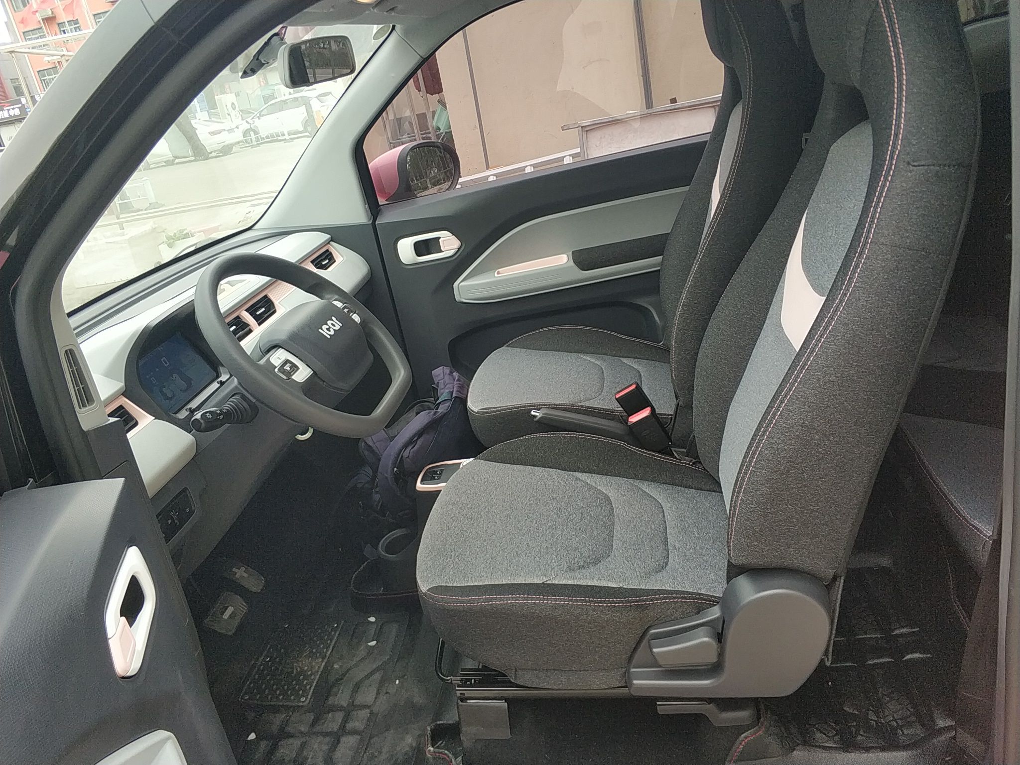 Переднее сиденье в автомобиле