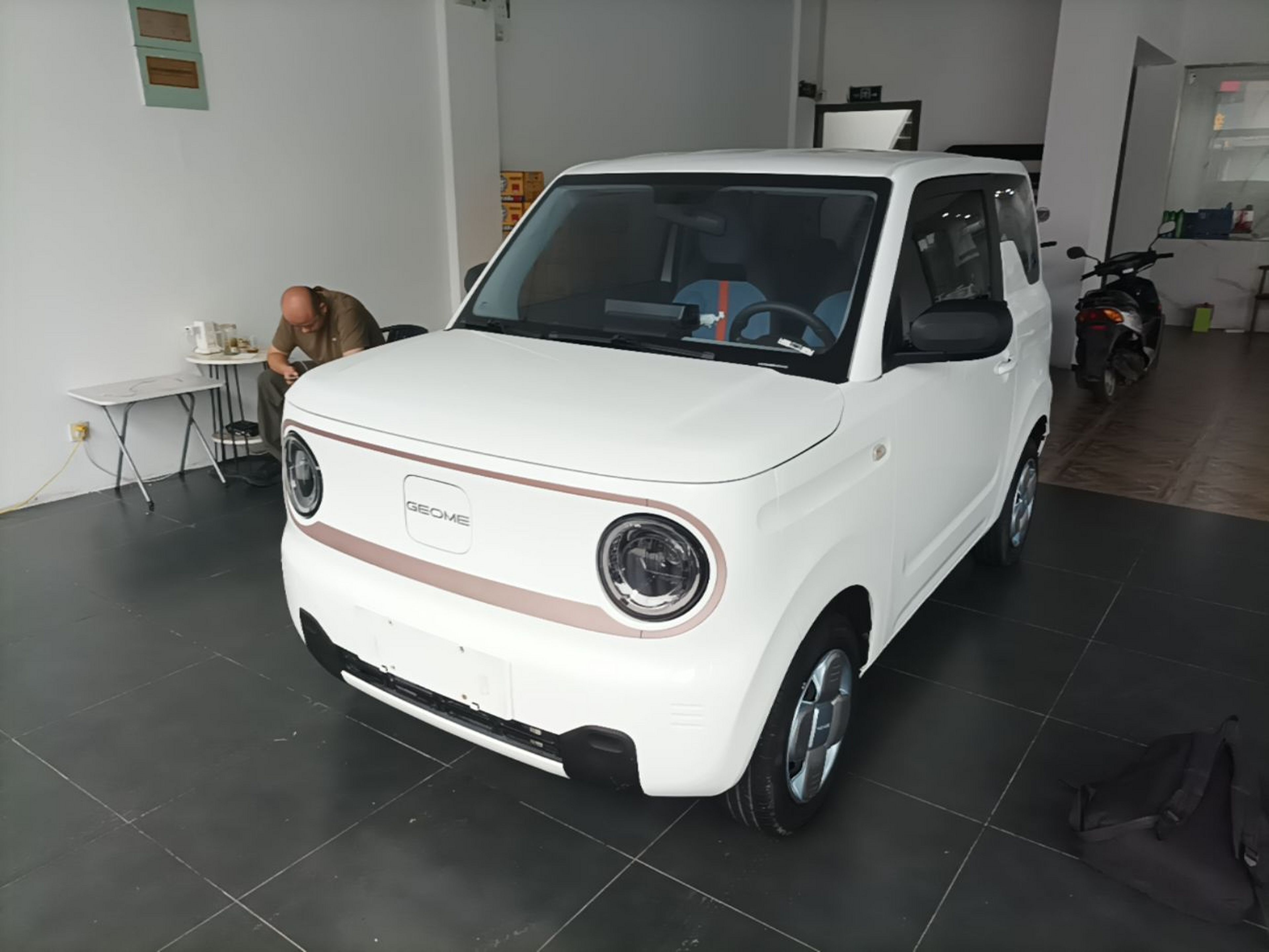 Unter der Vorderseite des Autos