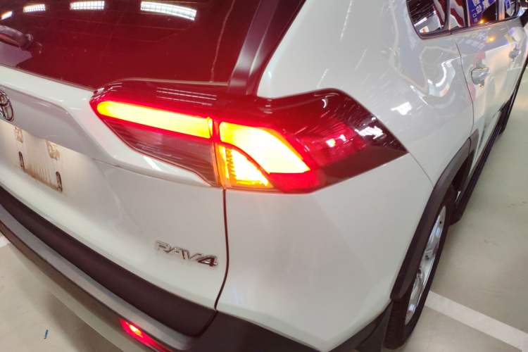 Used Toyota RAV4 2020 2.0L CVT Two-Wheel Drive Fashion Edition Exterior 3