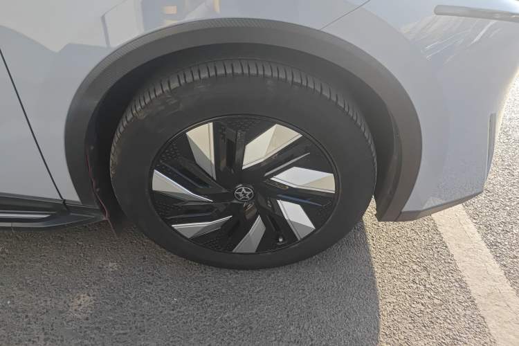 Used Venucia V DD-i 2023 110 km iE Version Right Front Wheel Hub