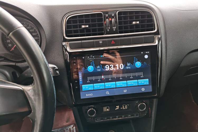 Used Volkswagen Polo 2011 1.6L Automatic ZhiKu Edition Audio And AC Panel