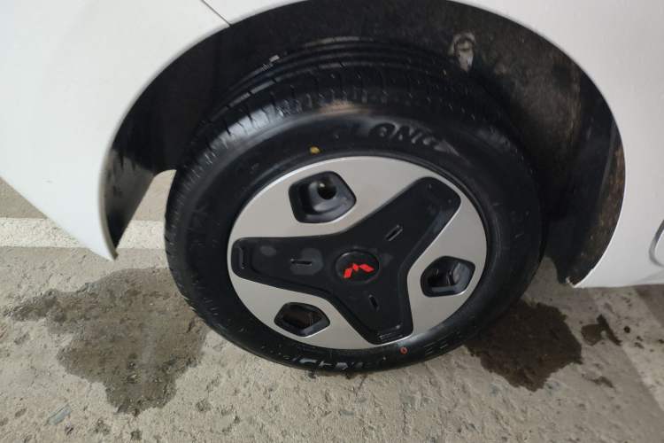 Used Wuling Zhiguang New Energy 2025 Comfort Model Right Rear Wheel Hub