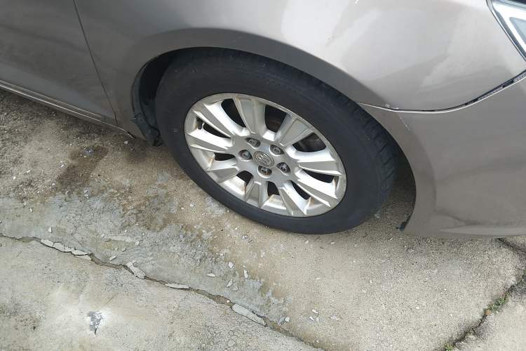 Used Buick LaCrosse 2011 2.4L SIDI Elegant Edition Right Front Wheel Hub