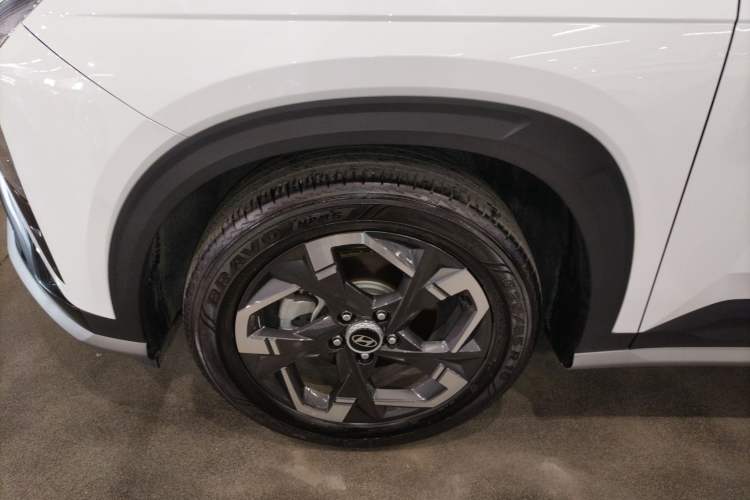 Used Hyundai ix35 2023 Musso 2.0L Deluxe Edition DLX Left Front Wheel Hub