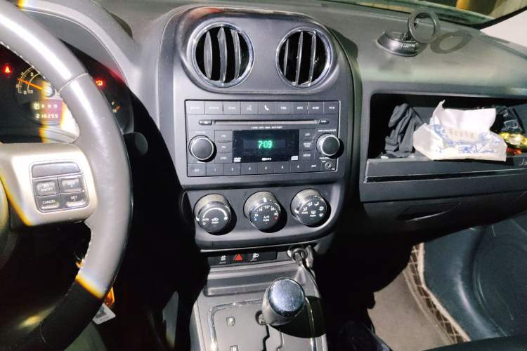 Used Jeep Patriot 2014 2.4L Sport Edition Audio And AC Panel