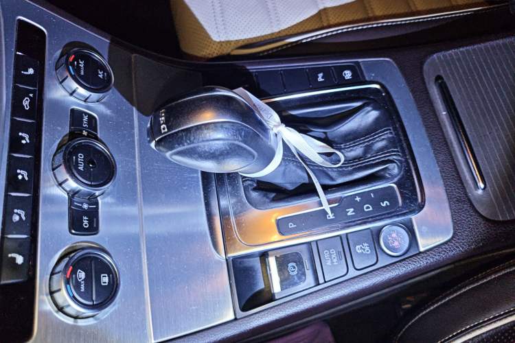 Used Volkswagen FAW-Volkswagen CC 2013 3.0 FSI V6 Gear Lever