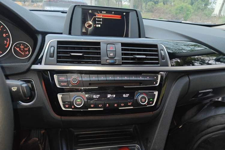 Used BMW 3 Series 2016 316Li Fashion Model Audio And AC Panel