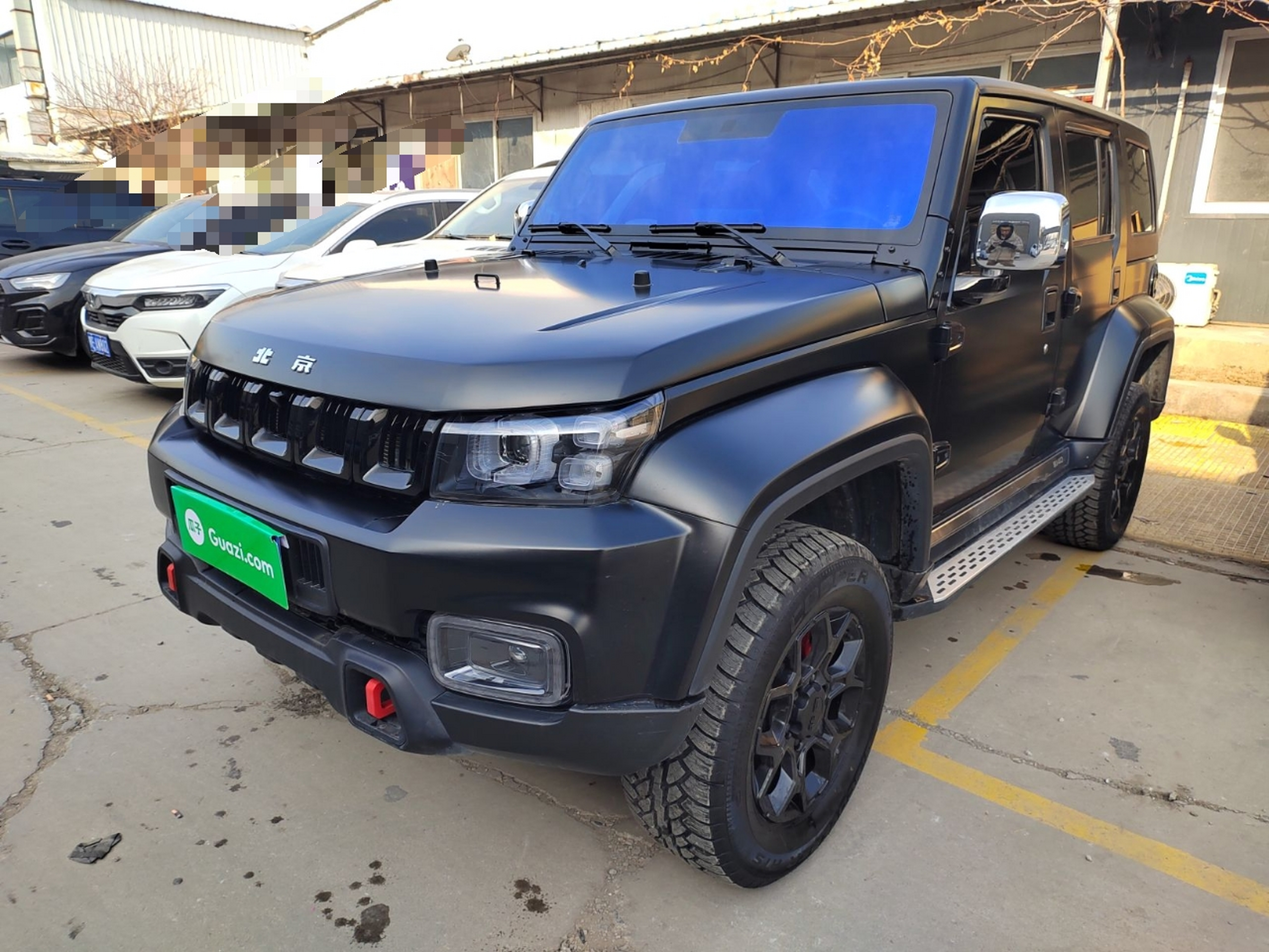 Под передней частью автомобиля