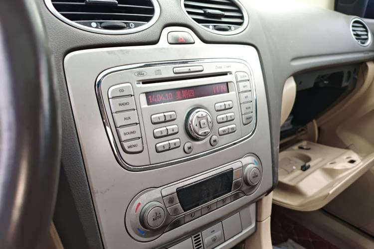 Used Ford Focus 2013 Sedan Classic 1.8L Manual Fashion Edition Audio And AC Panel