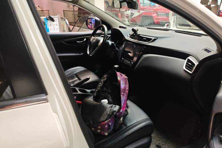 Used Nissan Qashqai 2016 2.0L CVT Deluxe Edition Right Front Seat