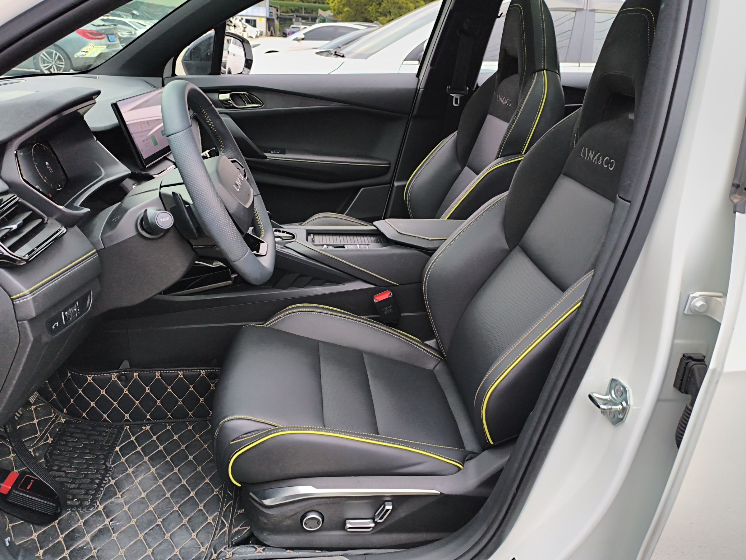 Переднее сиденье в автомобиле