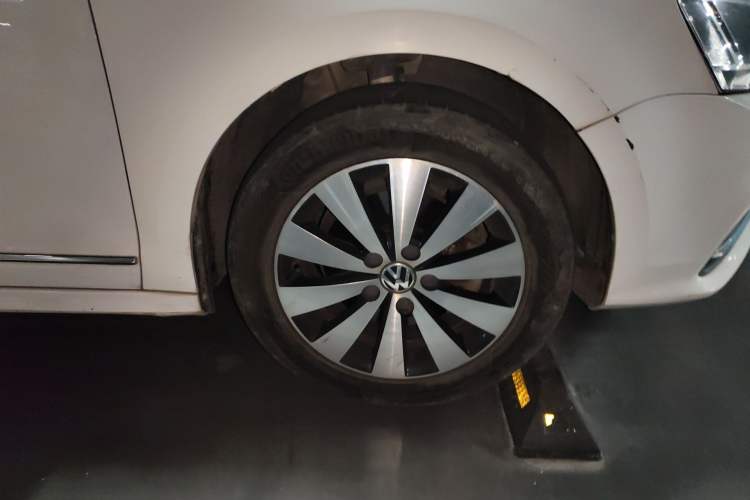 Used Volkswagen Sagitar 2017 230TSI Automatic Comfort Version Right Front Wheel Hub