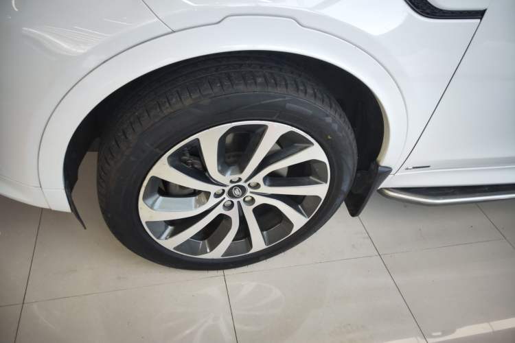 Used Land Rover Discovery Sport 2022 249 PS R-Dynamic S Performance Edition 5 Seats Left Front Wheel Hub