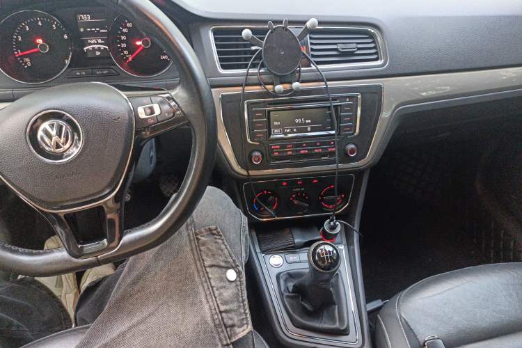 Used Volkswagen Lavida 2017 1.6L Manual Comfort Edition Audio And AC Panel