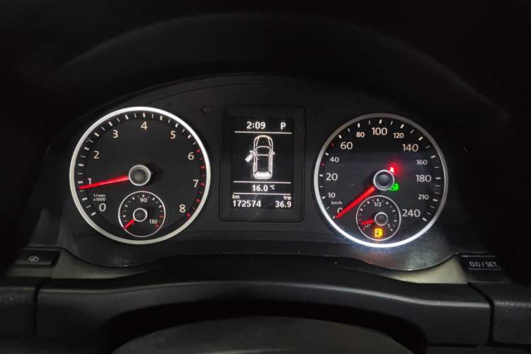 Used Volkswagen Tiguan 2010 2.0 TSI Automatic All-Wheel-Drive Elite Edition Instrument Cluster