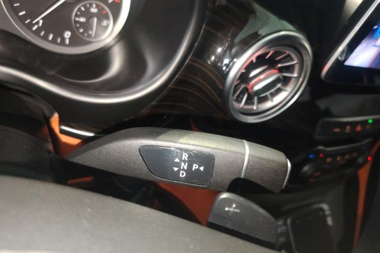 Used Mercedes-Benz Vito 2020 2.0T Elite Version 7 Seats Gear Lever