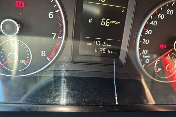 Used Volkswagen Touran 2015 1.4T Manual Fashion Edition 5-Seater Odometer Close Up