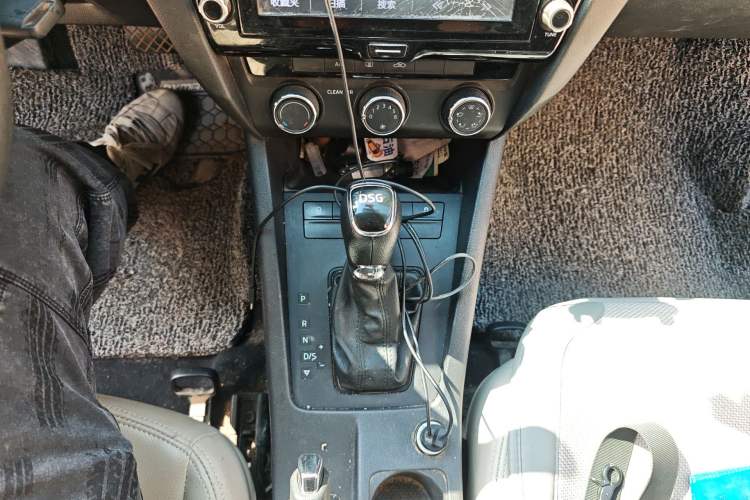 Used Skoda Octavia 2015 1.4TSI DSG Eado Edition Gear Lever