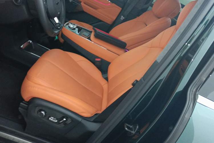 Used Geely Galaxy LEVC L380 2024 140-Degree 6-Seater All-Wheel-Drive Ultra