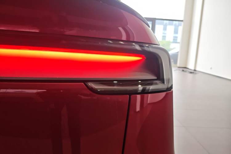 Used Tesla Model Y L 2025 Model Long-Range All-Wheel-Drive Version
