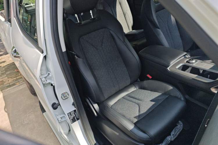 Used Changan Hunter 2024 Warrior Edition Luxury Model Dual-Motor All-Wheel Drive with Extra-Long Cargo Box
