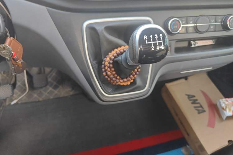 Used SAIC MAXUS Xintu V80 2023 2.0T Manual Classic Aoyuntong Long Wheelbase Mid-Height 6/7/8/9-Seater