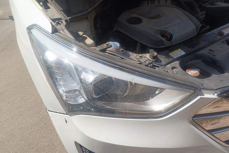 Used Hyundai Santa Fe 2015 2.0T Automatic All-Wheel Drive Smart Version 5 Seats Right Front Headlight