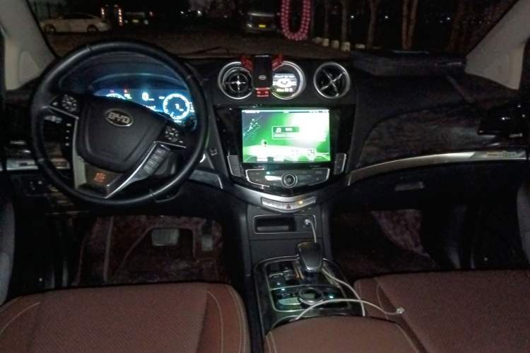 Used BYD Tang New Energy 2015 2.0T Four-Wheel-Drive Flagship Model
