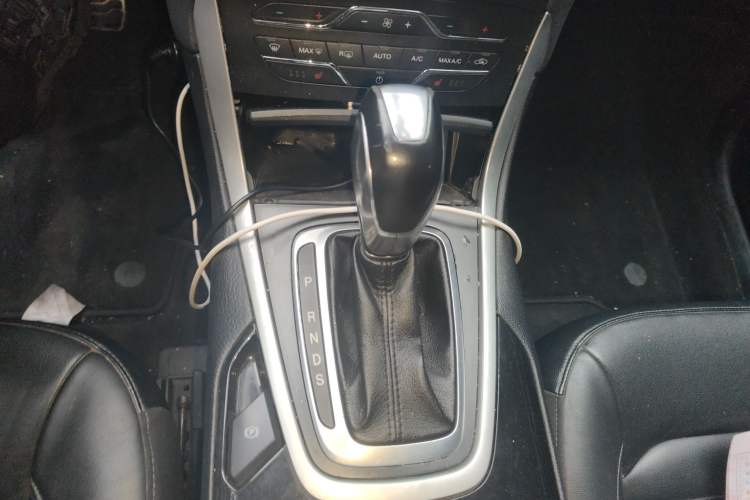 Used Ford Edge 2015 2.0T GTDi Two-Wheel-Drive High-Line Version
