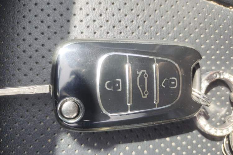 Used Kia Sorento 2013 2.4L 7-Seater Gasoline Comfort Version China IV Standard Vehicle Key