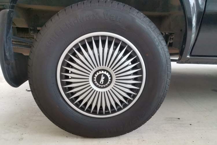 Used JMC Fushun 2025 2.0T 6MT Diesel Short-Wheelbase Low-Roof Commercial Multi-Purpose Passenger Vehicle with 5/6 Seats and Twin-Swing Tailgate