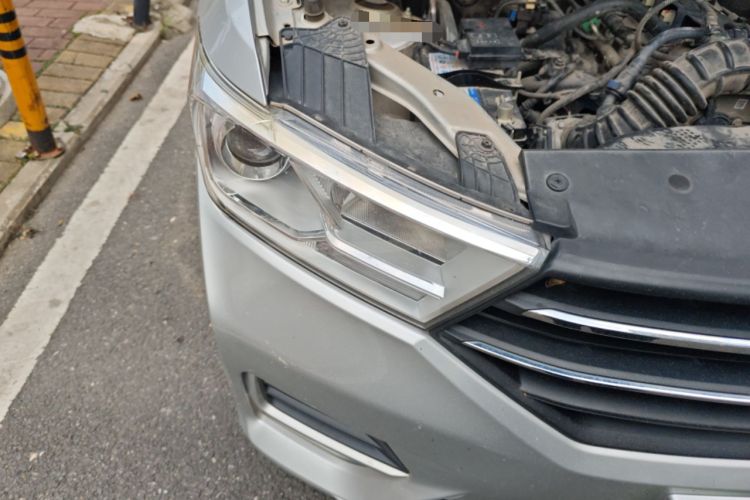 Used Wuling Hongguang 2019 1.5L S Comfort Edition China VI LAR Right Front Headlight