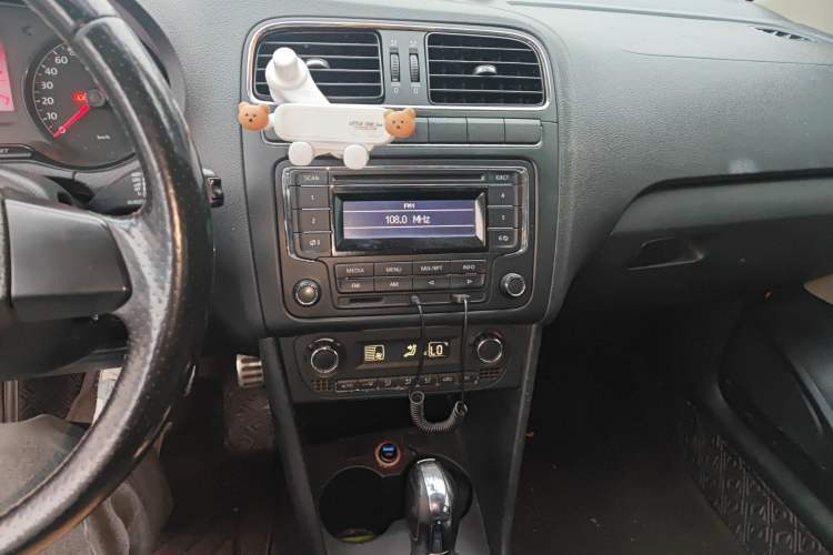 Used Volkswagen Polo 2012 1.6L Cross Polo Automatic Transmission Audio And AC Panel