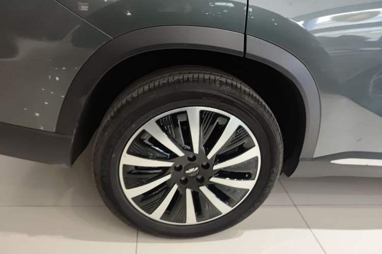 Used Chery Fengyun T8 2025 1.5T 130km Deluxe Version 5 Seats Right Rear Wheel Hub