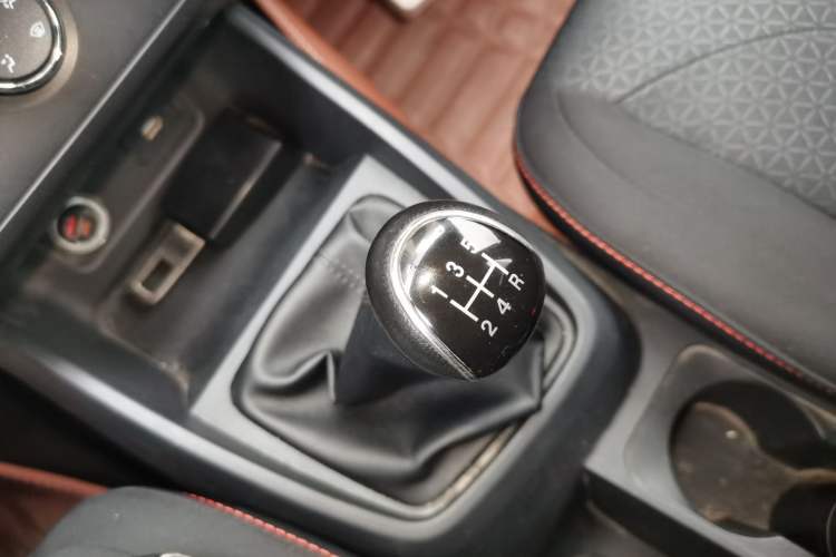 Used Dongfeng Fengon 380 2022 1.5L Comfort-Class Passenger Vehicle (Steel Spring) with 7 Seats
